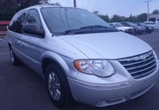 2005 !! Chrysler Town & Country !! an excellent  family Van - Auto -